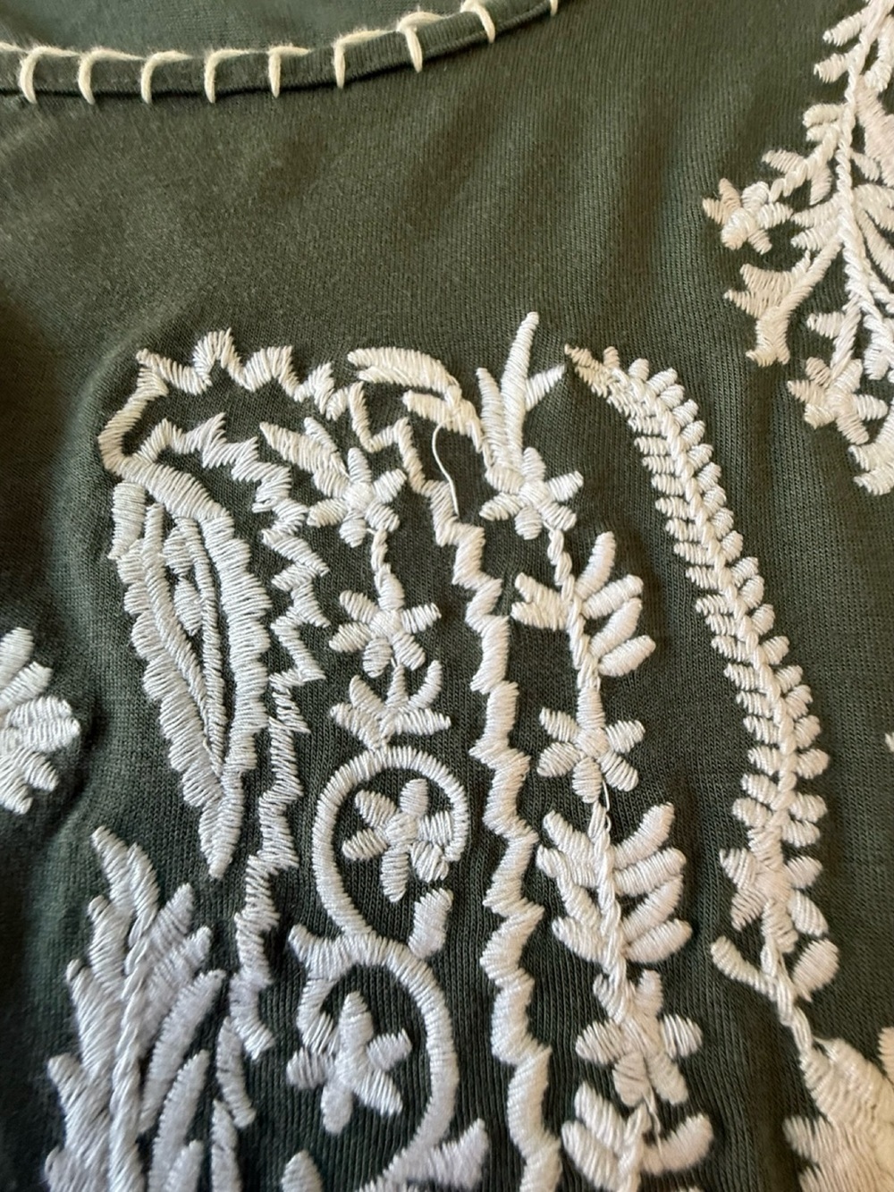 Design History Olive Green Sleeveless Embroidered Women’s Tunic Top - Picture 4 of 9